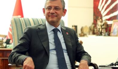 CHP Genel Başkanı Özel, Yıldırım’da partiye katılan üyelere rozetlerini taktı